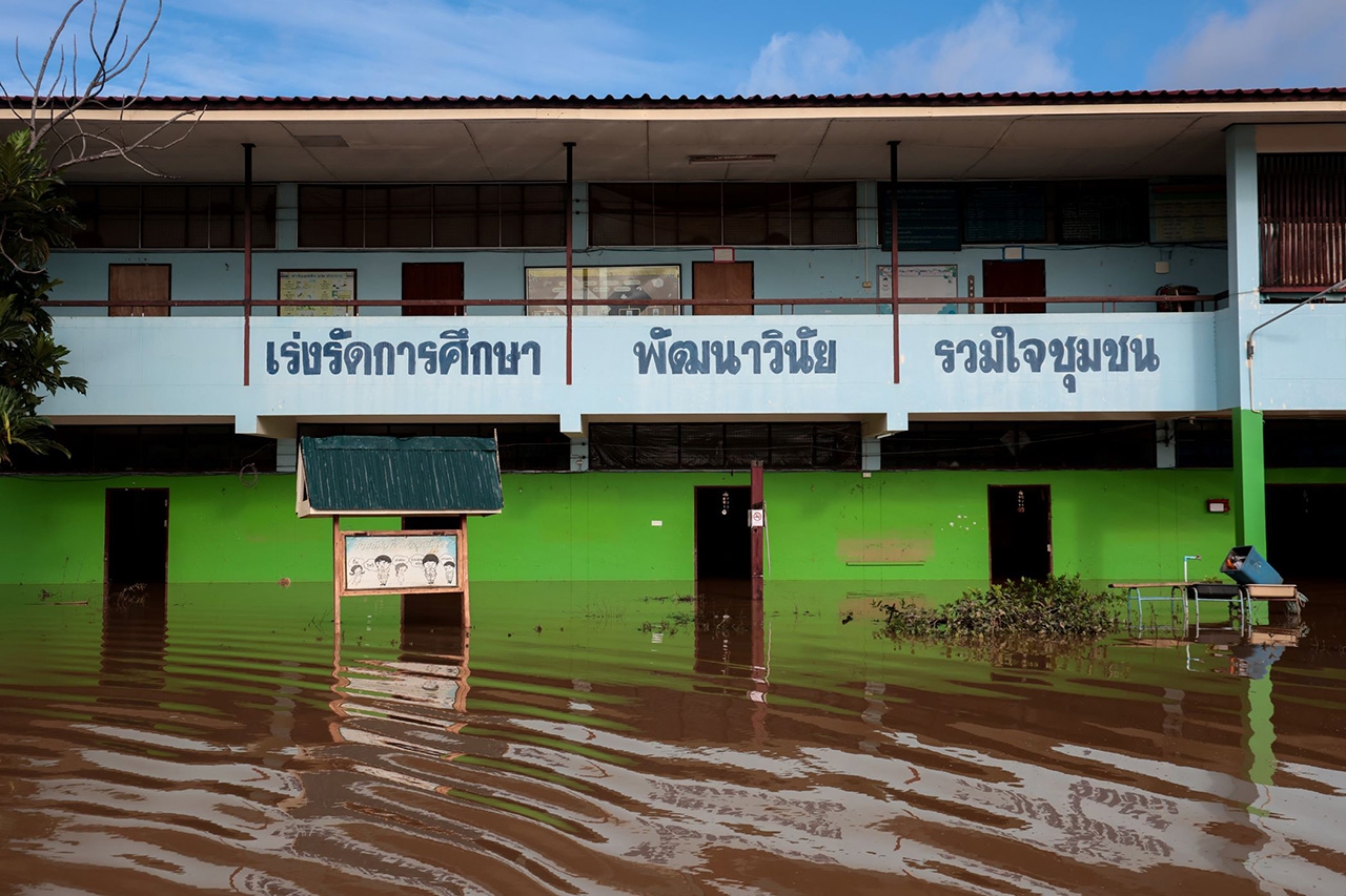 โรงเรียนประชาอุทิศ และศูนย์พัฒนาเด็กเล็กซึ่งอยู่บริเวณเดียวกัน ในพื้นที่ อำเภอศรีสำโรง จังหวัดสุโขทัย เป็นหนึ่งในโรงเรียน 249 แห่งที่ได้รับผลกระทบจากน้ำท่วมในช่วงเดือนสิงหาคมถึงกันยายน 2567 