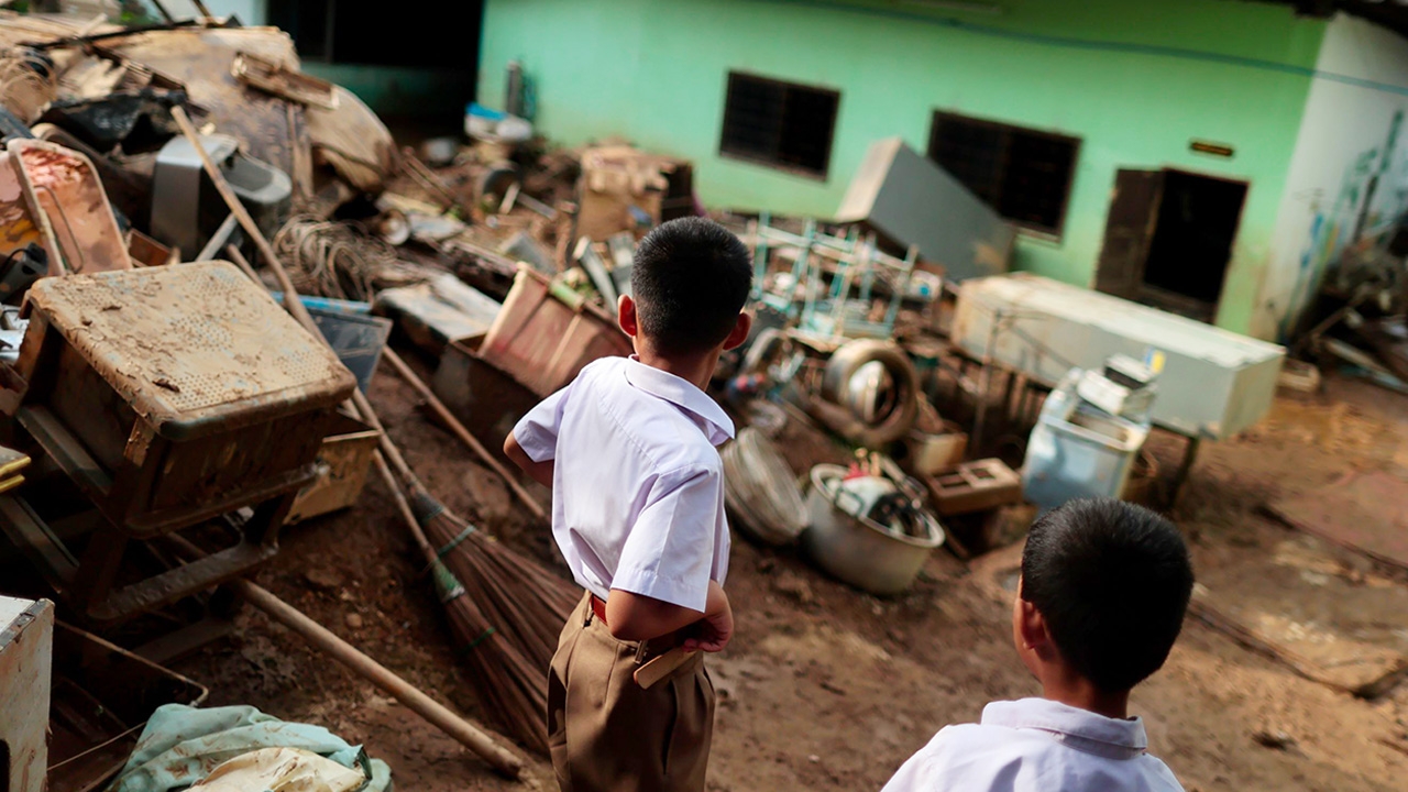 เด็กนักเรียนสำรวจความเสียหายภายในโรงเรียนปางหัดสหศาสตร์ ตำบลปอ อำเภอเวียงแก่น จังหวัดเชียงราย หลังเกิดน้ำป่าในวันที่ 31 สิงหาคม ปี 2567 พัดพาดินโคลนซัดอาคารและสร้างความเสียหายให้กับวัสดุและอุปกรณ์การเรียน 