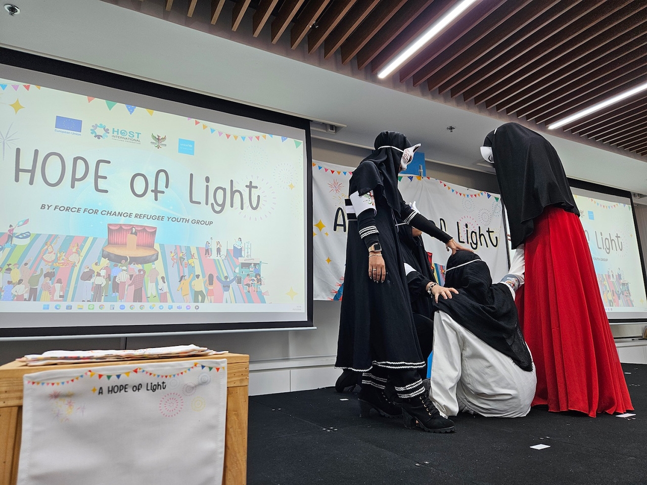 เด็กผู้ลี้ภัยในเมืองรวมตัวที่สำนักงานยูนิเซฟ ประเทศไทยเพื่อแบ่งปันเรื่องราวและความหวังผ่านภาพยนตร์สั้น, การจัดแสดงศิลปะ, สุนทรพจน์, และการแสดง