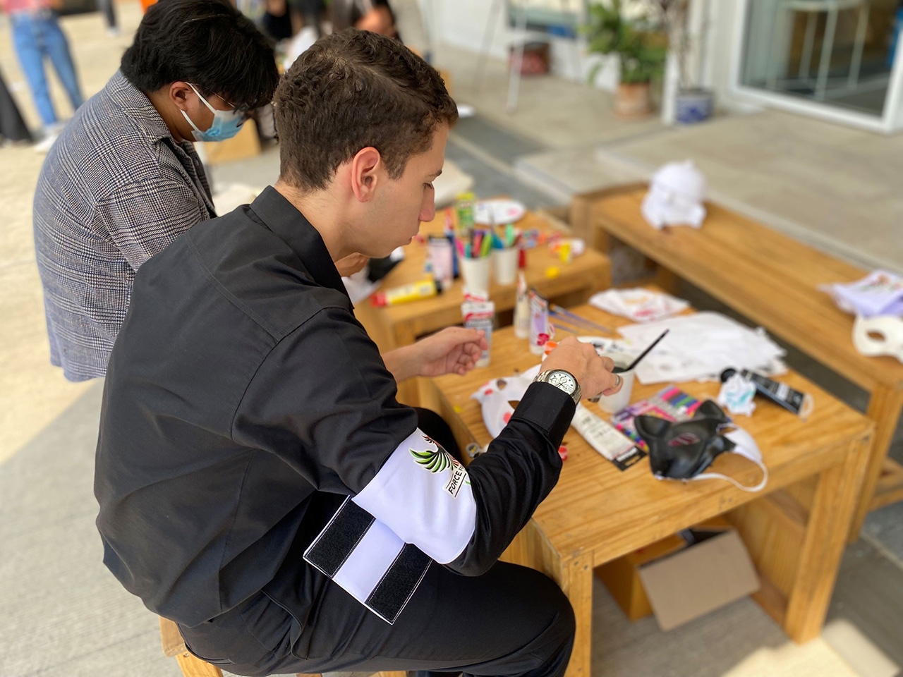 ซามี (นามสมมติ) เด็กชายวัย 16 ปีชาวปาเลสไตน์เข้าร่วมกิจกรรมศิลปะเพื่อแบ่งปันเรื่องราวและความหวังของเขาในฐานะเด็กผู้ลี้ภัยในเมืองที่อาศัยอยู่ในประเทศไทย