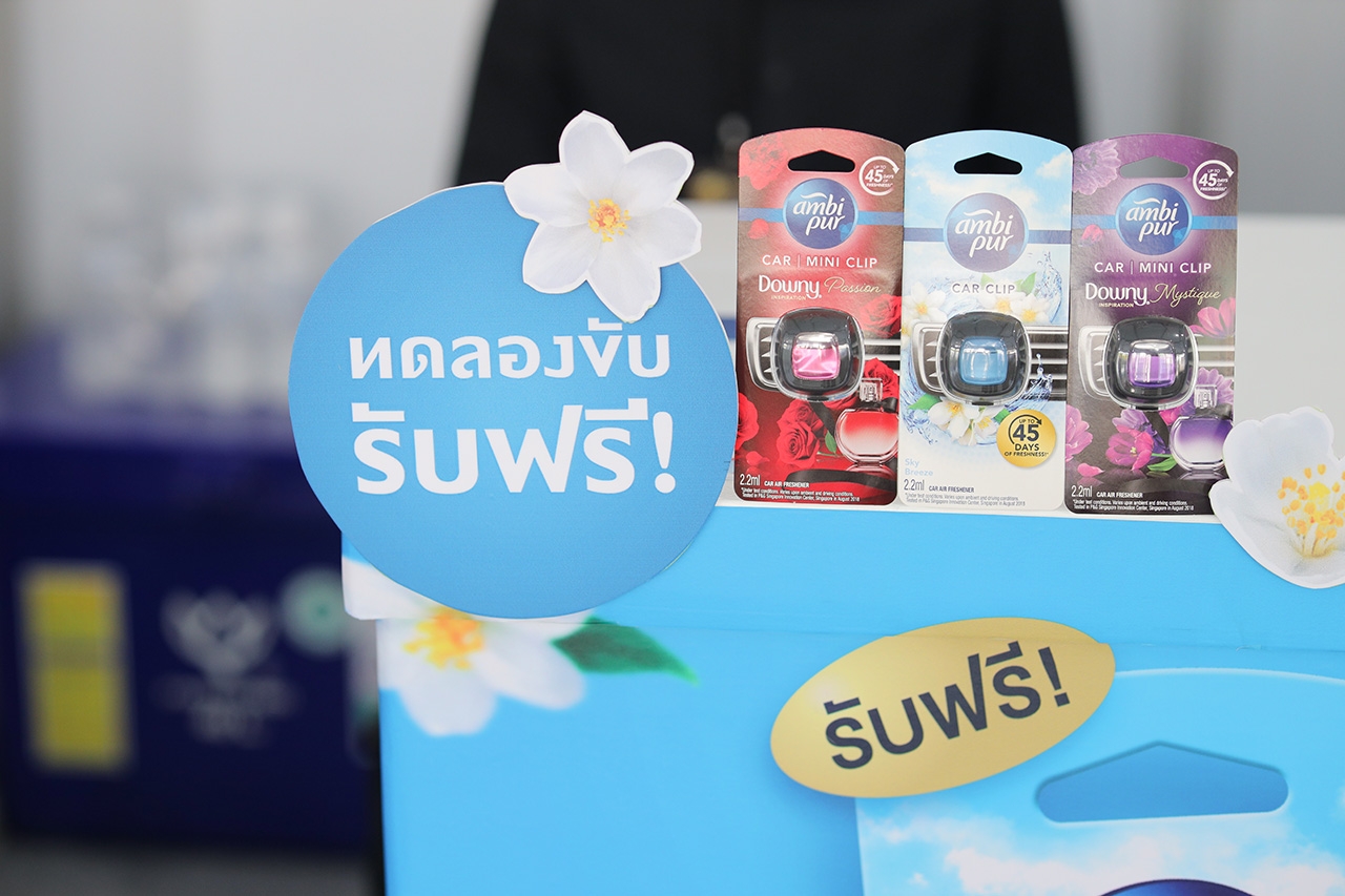 ผู้เข้าร่วมงานทดลองขับและรับฟรี Ambi Pur Car Clip ที่บูธโตโยต้า