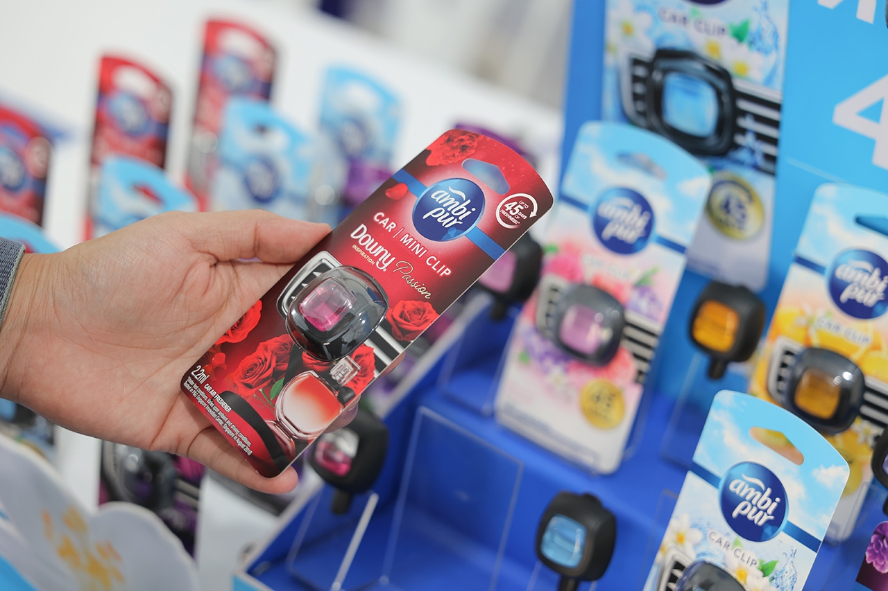 Ambi Pur Car Mini Clip กลิ่น Downy Passion – ขจัดกลิ่นอับ มอบกลิ่นหอมสดชื่นยาวนานถึง 45 วัน