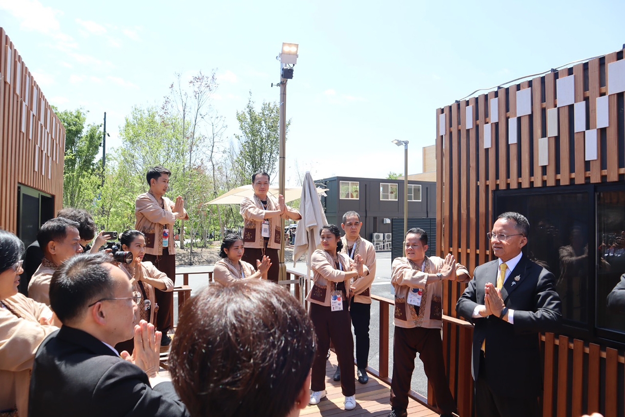 นายสมศักดิ์ เทพสุทิน รัฐมนตรีว่าการกระทรวงสาธารณสุข พร้อมคณะผู้บริหารระดับสูง ร่วมกิจกรรมท่านวดดัดตัวที่ช่วยยืดกล้ามเนื้อและบรรเทาอาการเมื่อยล้า