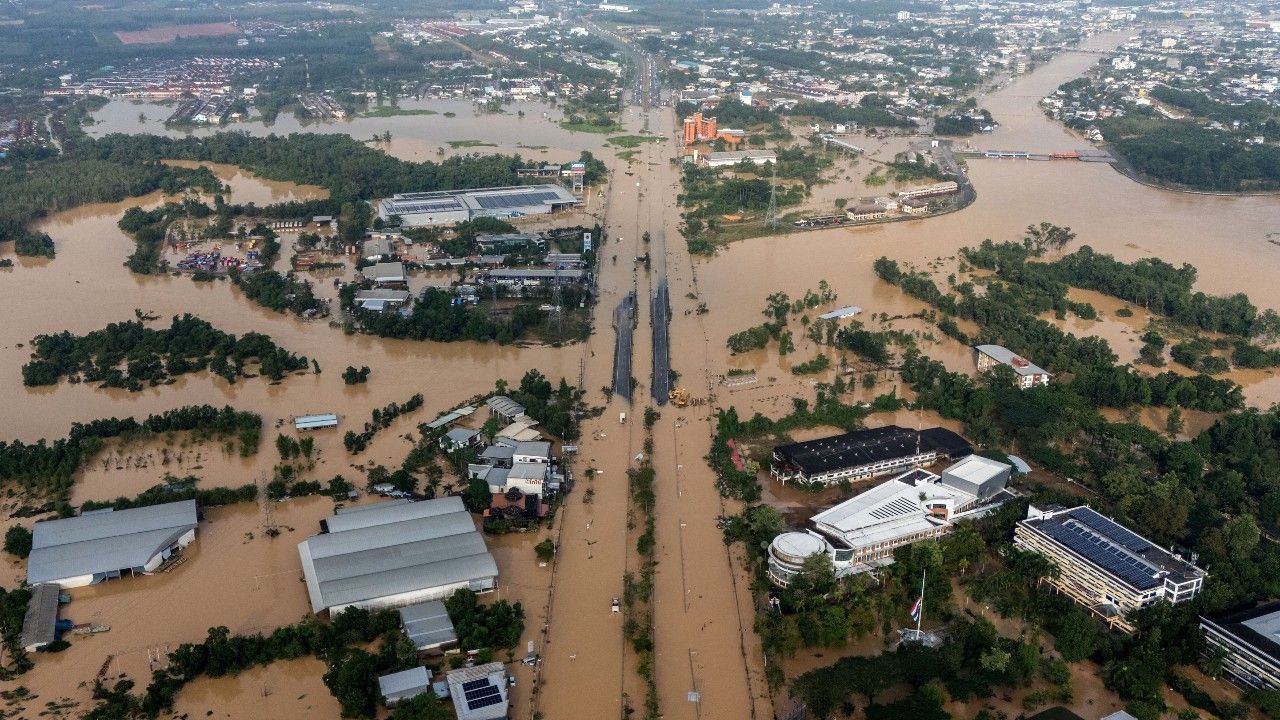 รัฐบาลเตรียมเยียวยาผู้เสียชีวิตจากน้ำท่วมศพละ 2 ล้าน พร้อมคาดน้ำลดต่ำกว่าตลิ่งทุกจุด