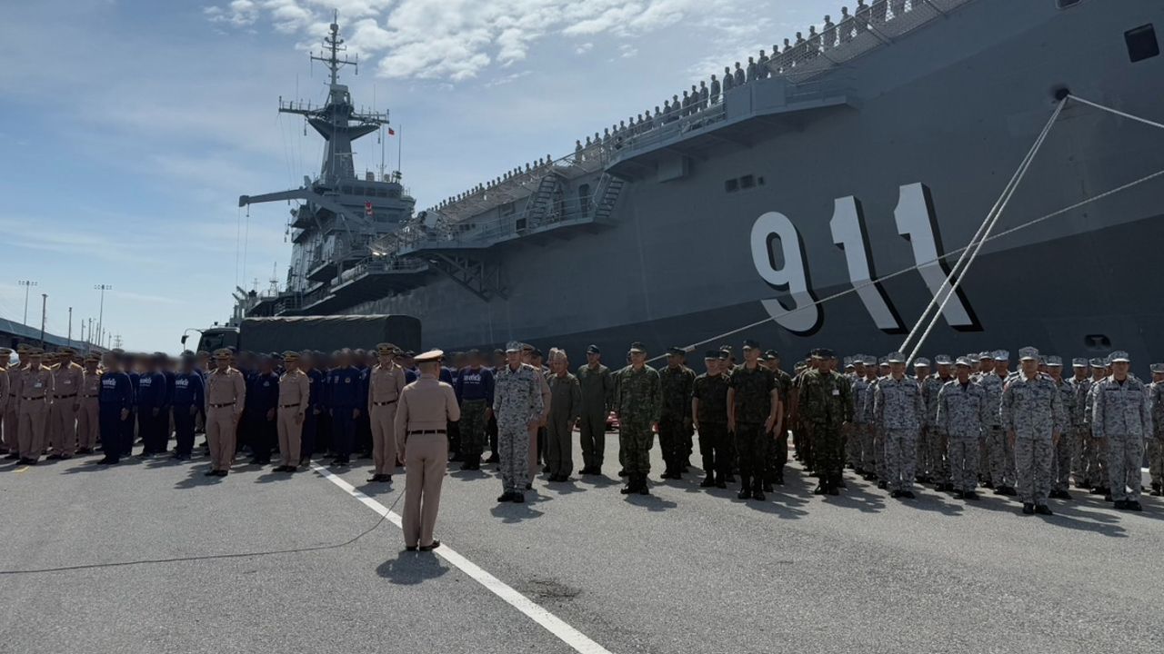 เรือหลวงจักรีนฤเบศร นำอาหารและน้ำดื่มลงช่วยเหลือภาคใต้