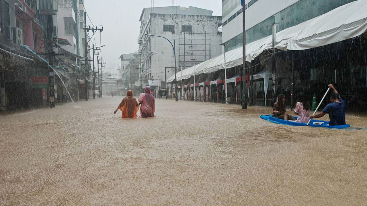 กระทรวงพาณิชย์จัดตั้ง War Room รับมือภัยน้ำท่วมใต้ เร่งส่งสินค้าจำเป็นสู่ประชาชน