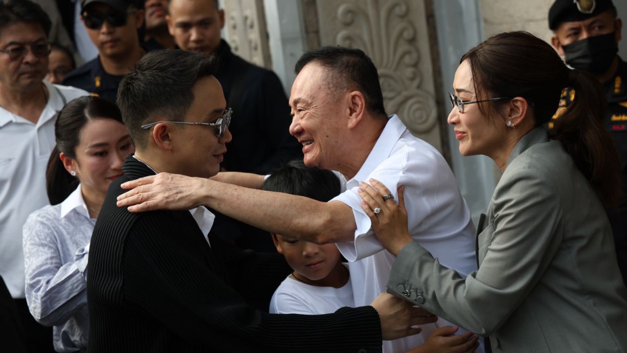 “ทักษิณ” ไม่ได้ให้สัมภาษณ์ ขึ้นรถ Maybach ลดกระจกยิ้มทักทายคนเสื้อแดง