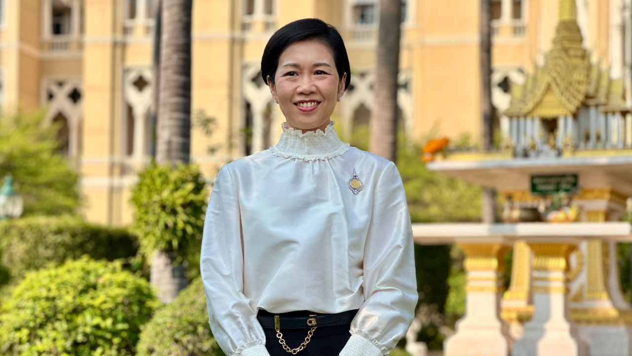 รัชดา โฆษกรัฐบาล สักการะสิ่งศักดิ์สิทธิ์ พร้อมประกาศแนวทางสื่อสารประชาชน