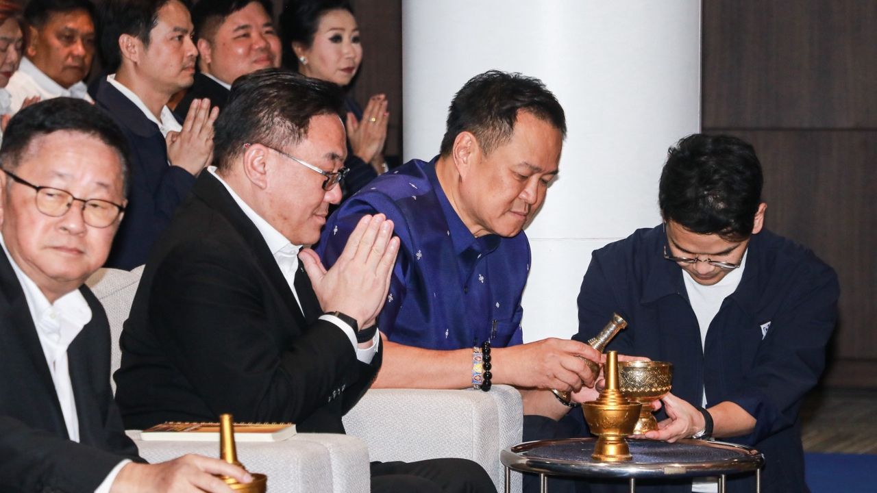 ภูมิใจไทยจัดทำบุญครบรอบ 18 ปี พร้อมเปลี่ยนทะเบียนรถไฟฟ้า