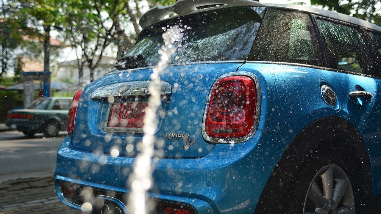 ลุยเล่นน้ำจนเลอะเทอะ วิธีทำความสะอาดรถหลังสงกรานต์