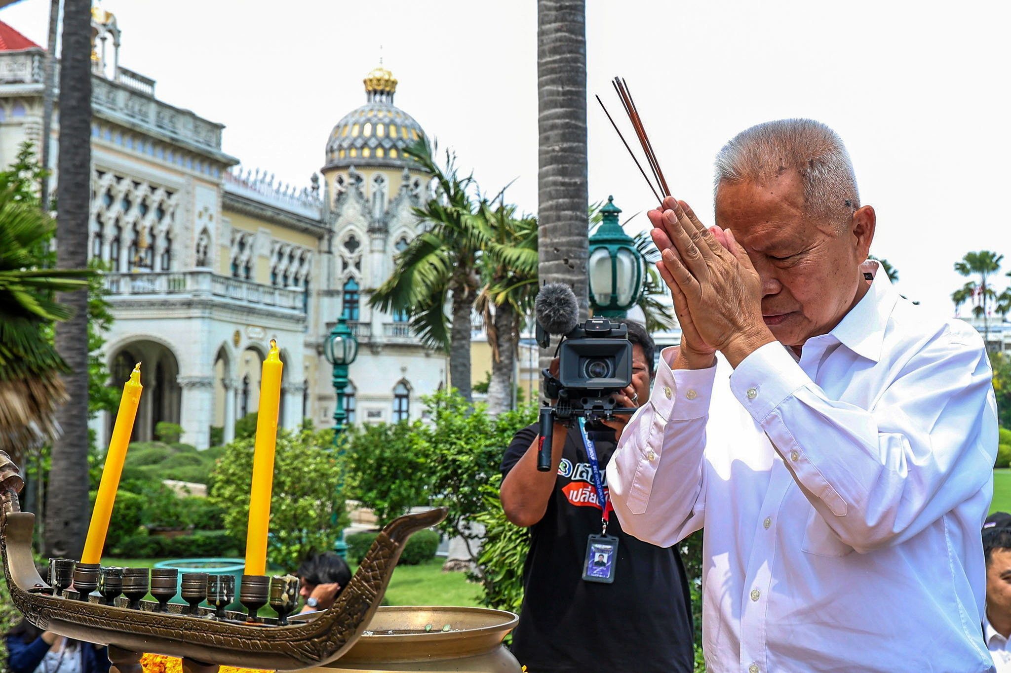 โสภณ ไหว้สิ่งศักดิ์สิทธิ์ก่อนลาเก้าอี้รองนายกฯ