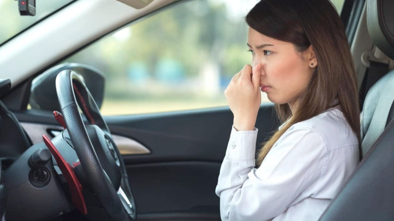 วิธีกำจัดกลิ่นไม่พึงประสงค์ในห้องโดยสารรถยนต์