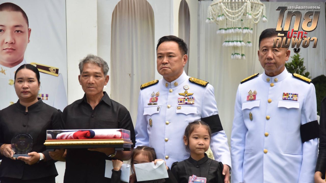 นายกฯ น้ำตาคลอในพิธีพระราชทานเพลิงศพ จ.ส.อ.ศตวรรษ ทหารกล้าผู้พลีชีพ