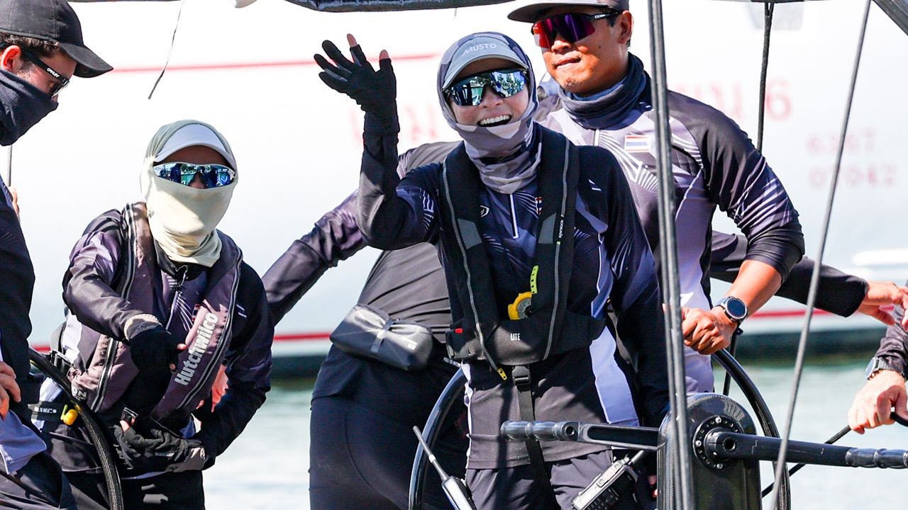 "พระราชินี" ทรงนําทัพนักกีฬาไทย คว้าชัย 2 เรซติด เรือใบซีเกมส์ 2025 ขึ้นเป็นที่ 1