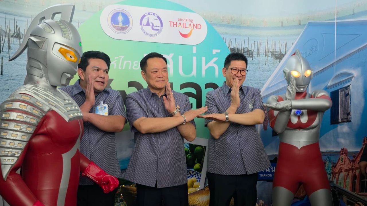 นายกฯ สวมเสื้อผ้าทอลายราชวัตร โชว์ปล่อยพลังท่าพลัสกับอุลตร้าแมน ก่อนเปิดฉาก นำถก ครม.สัญจร สงขลา