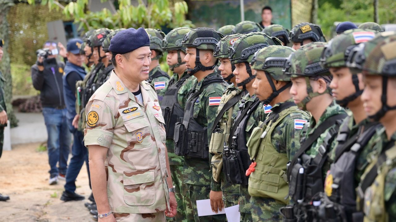 นายกฯ ลงพื้นที่บำรุงขวัญทหารหาญที่ช่องอานม้า อวยพรแคล้วคลาด-ประสบแต่ชัยชนะ