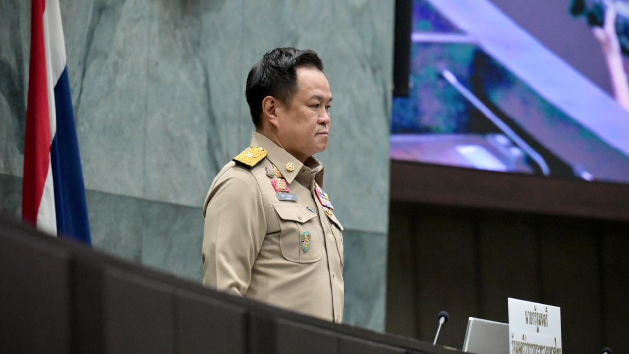 “อนุทิน” เปิดประชุมสภา กทม. นำผู้ว่าฯ-สก. ยืนไว้อาลัยผู้เสียชีวิตเหตุไฟไหม้โรงเบียร์ ณ ลาดพร้าว