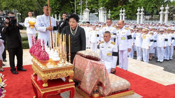 พระเจ้าวรวงศ์เธอ พระองค์เจ้าโสมสวลี พระวรราชาทินัดดามาตุ เสด็จแทนพระองค์ไปทรง วางพวงมาลาถวายราชสักการะพระบาทสมเด็จพระปกเกล้าเจ้าอยู่หัว ณ หน้าบริเวณอาคารรัฐสภา เมื่อวันที่ 30 พฤษภาคม.