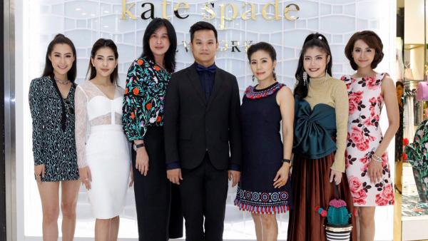 น่ารักน่าใช้ พรเดช จันทวานิช และ กนกพร โลศิริ จัดงาน เคท สเปด นิวยอร์ก ซัมเมอร์ 2017 โชว์คอลเลกชั่นเสื้อผ้า-กระเป๋า-รองเท้าและเครื่องประดับรุ่นล่าสุด โดยมี ชมพูนุช โรจน์ศิริรัตน์, ขนิษฐา ดรุณเนตร และ ชลรัศมี งาทวีสุข มาร่วมงานด้วย ที่ร้านเคท สเปด ดิ เอ็มควอเทียร์ วันก่อน.