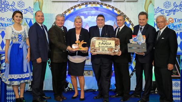 มีคุณภาพ อลิสเตอร์ เทย์เลอร์ และ เบิร์นด์ อูโด ฮาห์น เปิดงาน “Taste of Bavaria 2017 : The Best of Germany” เทศกาลอาหาร วัตถุดิบและสินค้าคุณภาพระดับเวิลด์คลาส จัดถึง 13 มิ.ย. โดยมี พ.ท.มัททิอัส ไฟเฟอร์, อัครสิทธิ์ อมาตยกุล และ ธัญชนก กู๊ด มาร่วมงานด้วย ที่เซ็นทรัลเวิลด์ วันก่อน.