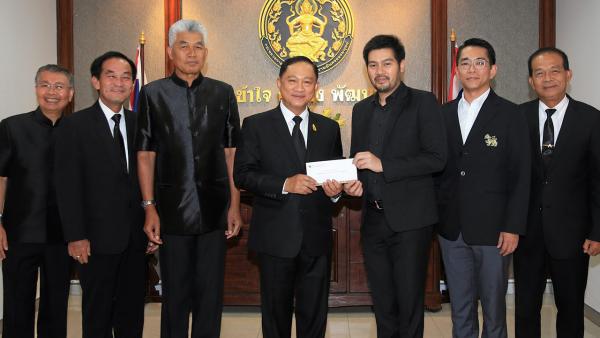 ทำดีมาก ปิติ ภิรมย์ภักดี กก.บห.บ.บุญรอดบริวเวอรี่ มอบเงินจำนวน 1,000,000 บาท ให้แก่ พล.ต.อ.อดุลย์ แสงสิงแก้ว รมว.พม. เพื่อสนับสนุนโครงการ “สิงห์อาสา ร่วมพัฒนาสังคม” โดยมี วิทัศน์ เตชะบุญ มาร่วมในพิธีด้วย ที่กระทรวงการพัฒนาสังคมและความมั่นคงของมนุษย์ วันก่อน.