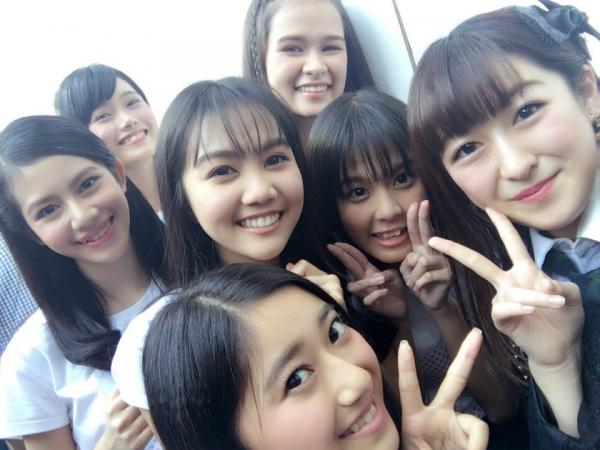 อิสึตะกับเพื่อนๆ วง AKB48 ถ่ายกับน้องๆวง BNK48 ภาพจากทวิตเตอร์ อิสึตะ รินะ @izuketsu_deen