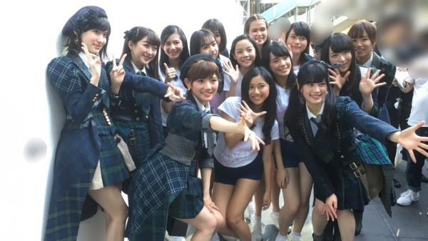 อิสึตะกับเพื่อนๆ วง AKB48 ถ่ายกับน้องๆวง BNK48 ตอนเดินทางมายังประเทศไทย ภาพจากทวิตเตอร์ อิสึตะ รินะ @izuketsu_deen