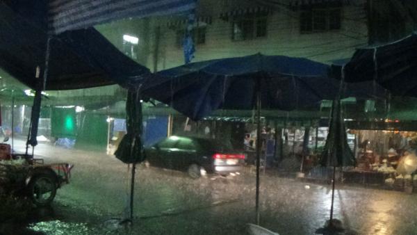 ฝนตกหนักทำให้ มีน้ำท่วมขังหลายจุด