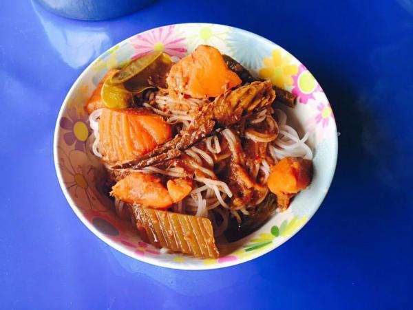 ขนมจีนราดแกงไตปลา.