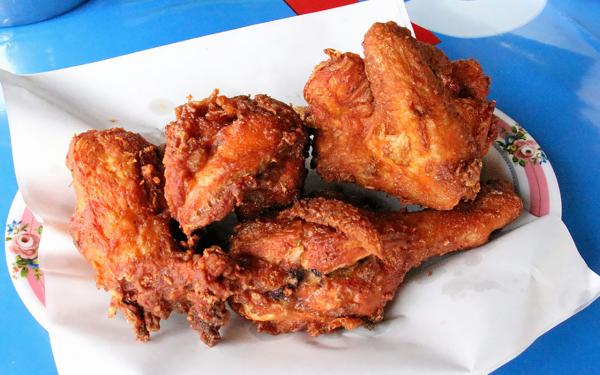ไก่ทอด เครื่องเคียงขนมจีน.