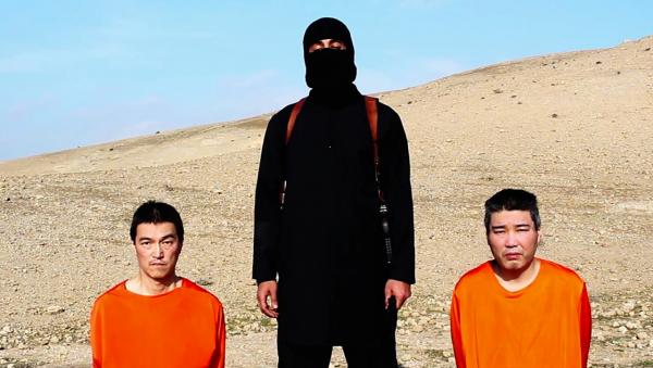 ภาพจากคลิปเมื่อวันที่ 20 ม.ค. แสดงให้เห็นนายเคนจิ โกโตะ และนายฮารูนะ ยูคาวะ 2 ตัวประกันชาวญี่ปุ่น (ภาพ: AP Photo)