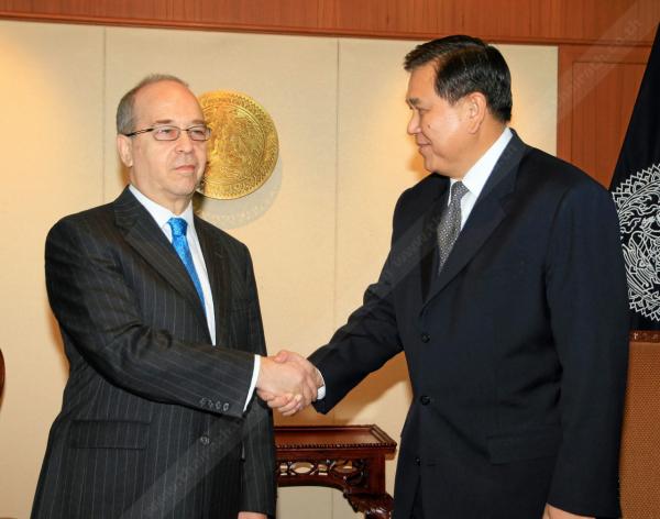 จับมือสานสัมพันธ์
