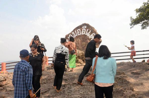 นักท่องเที่ยวบนผามออีแดง