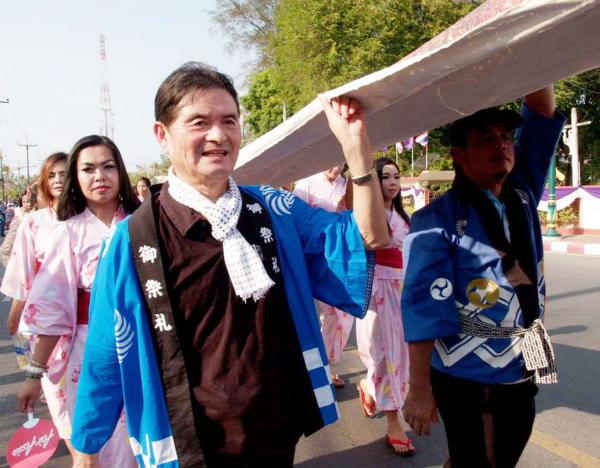 แห่ผ้าเพื่อนำขึ้นห่มองค์พระบรมธาตุเจดีย์ วัดพระมหาธาตุวรมหาวิหาร