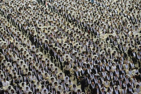 พิธีสมรสหมู่ มีคู่รักมาร่วมพิธีมากมาย (ภาพ: AFP PHOTO)