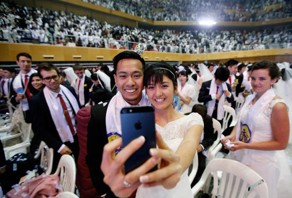 บ่าวสาวถ่ายรูปเซลฟี่ (ภาพ: REUTERS)