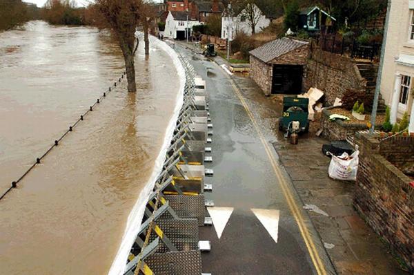 Flood Barriers กั้นได้ยาวๆ ตลอดริมฝั่งแม่น้ำ