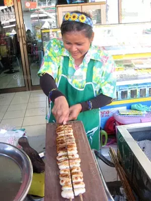 ปิ้งไป..ยิ้มไป กล้วยปิ้งพี่อ๋อยตลาดคลองเตยอร่อยได้ทุกสถานการณ์