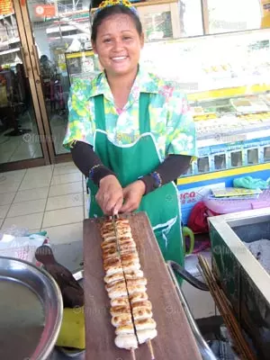 ปิ้งไป..ยิ้มไป กล้วยปิ้งพี่อ๋อยตลาดคลองเตยอร่อยได้ทุกสถานการณ์