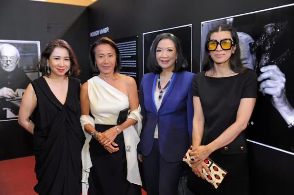 แฟนคลับโรเฌร์ วิวีเยร์...อรธิรา ภาคสุวรรณ, ศุภลักษณ์ อัมพุช, สุธัญญา บุญสูง, อินทิรา ธนวิสุทธิ์.