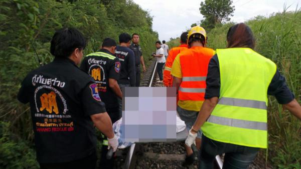 วินาทีสลด! พบร่างไร้วิญญาณ ด.ญ. 13 ปี ริมทางรถไฟ