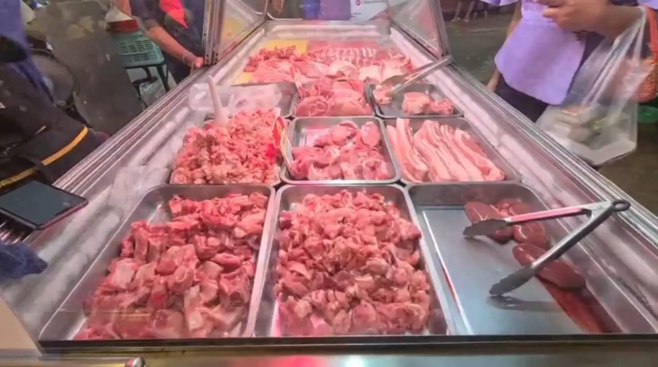 ช่วงปีใหม่หมูแพง เป็นปัญหาเดือดร้อนทั้งคนขาย คนซื้อ และร้านอาหารตามสั่ง