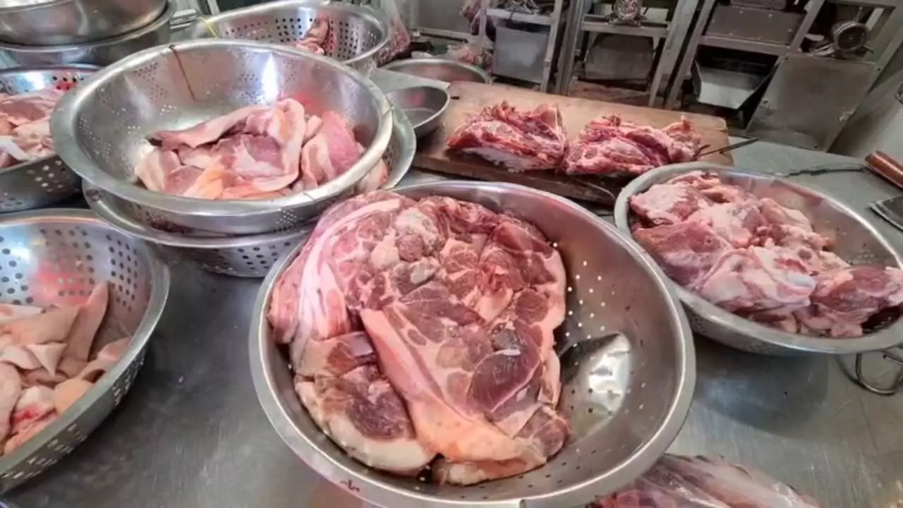 ช่วงปีใหม่หมูแพง เป็นปัญหาเดือดร้อนทั้งคนขาย คนซื้อ และร้านอาหารตามสั่ง