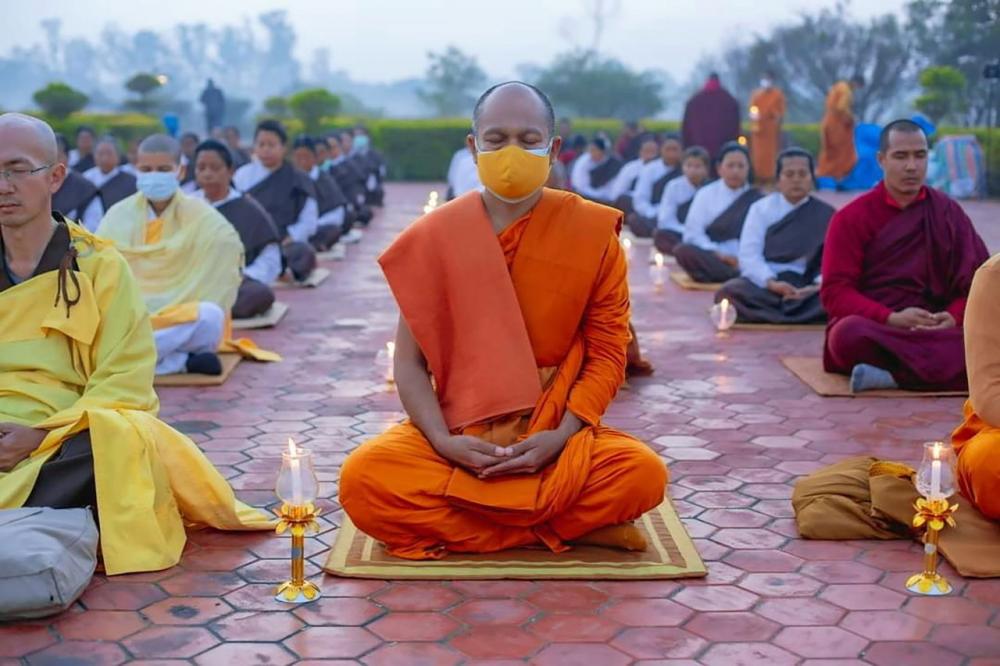 พระศรีโพธิวิเทศ (สุพจน์) เจ้าอาวาสวัดไทยลุมพินี เนปาล นำคณะสงฆ์นานาชาติและชาวเนปาลร่วมสวดมนต์ข้ามปี จากแดนประสูติ.