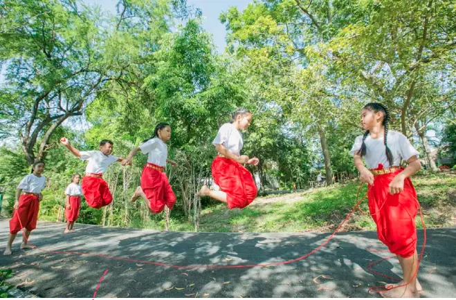 12 การละเล่นไทย มีอะไรบ้าง ที่เด็กๆ ควรรู้จัก