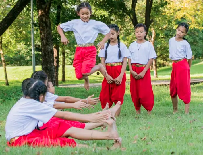 12 การละเล่นไทย มีอะไรบ้าง ที่เด็กๆ ควรรู้จัก