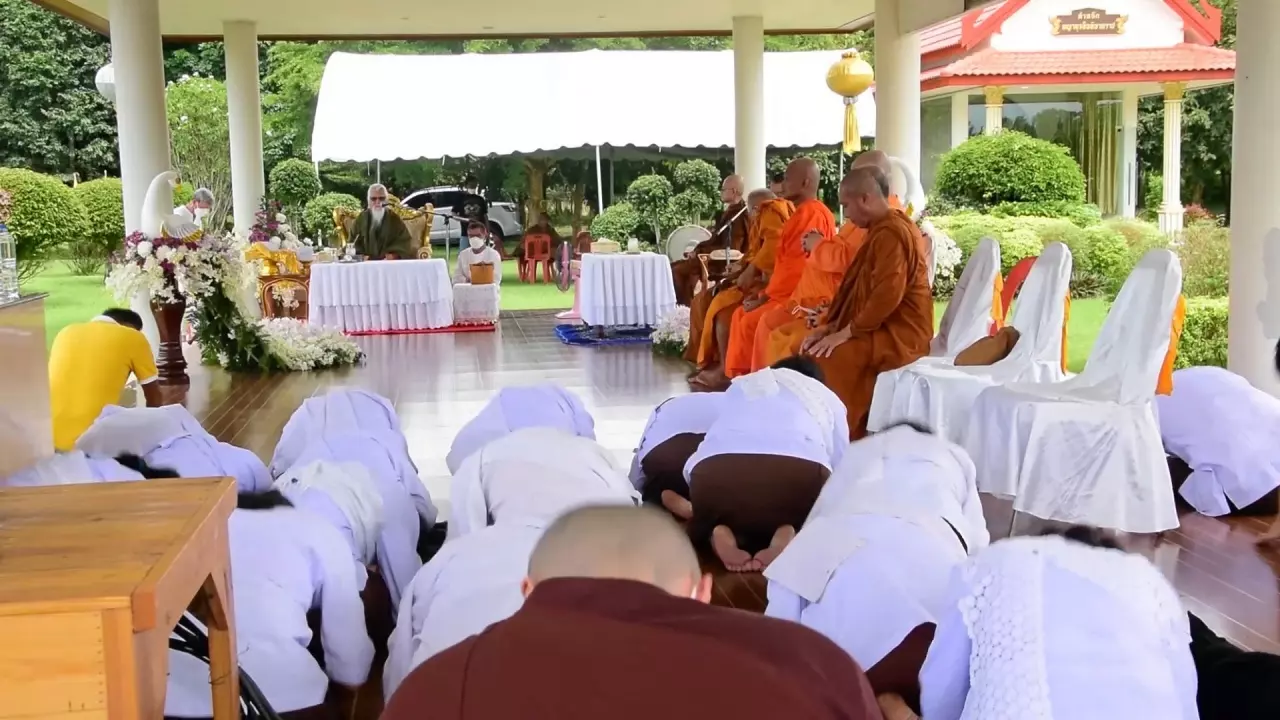 อดีตพระยันตระ โดนสึกเสพเมถุน ทำไมคนแห่ศรัทธากราบไหว้ ดั่งพระพุทธเจ้า