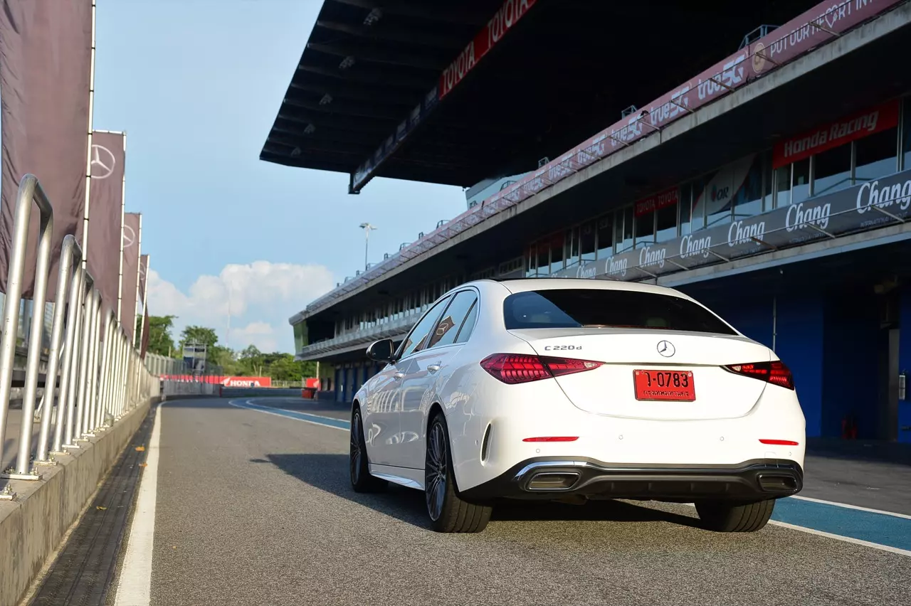 ประกอบไทยราคาดีงาม MERCEDES-BENZ NEW C-CLASS C220D AMG DYNAMIC 