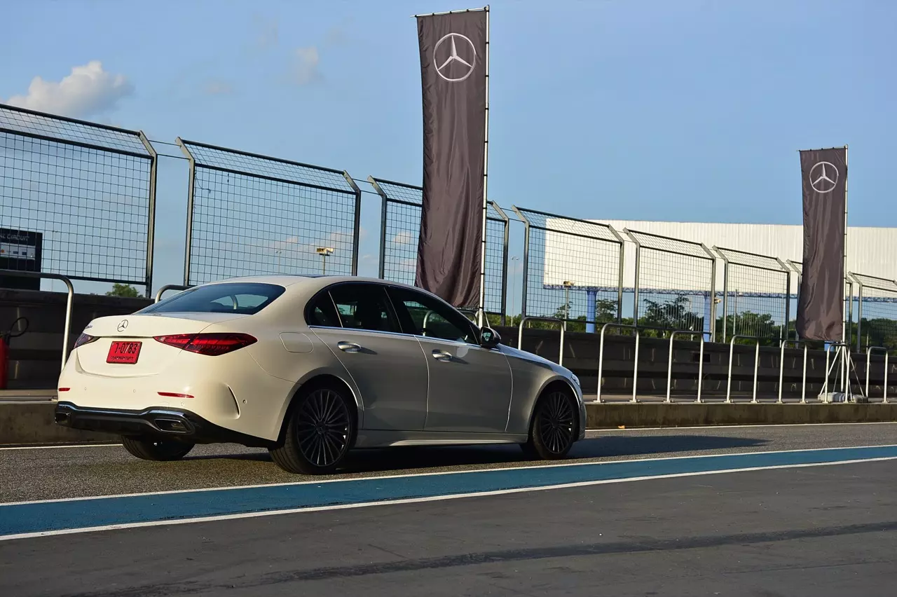 ประกอบไทยราคาดีงาม MERCEDES-BENZ NEW C-CLASS C220D AMG DYNAMIC 