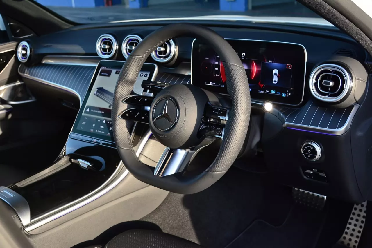 ประกอบไทยราคาดีงาม MERCEDES-BENZ NEW C-CLASS C220D AMG DYNAMIC 